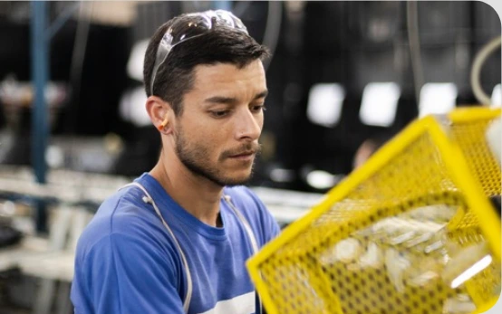 Colaborador trabalhando na produção da Safetline
